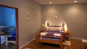 Premium bedding, desk, iron/ironing board, free WiFi