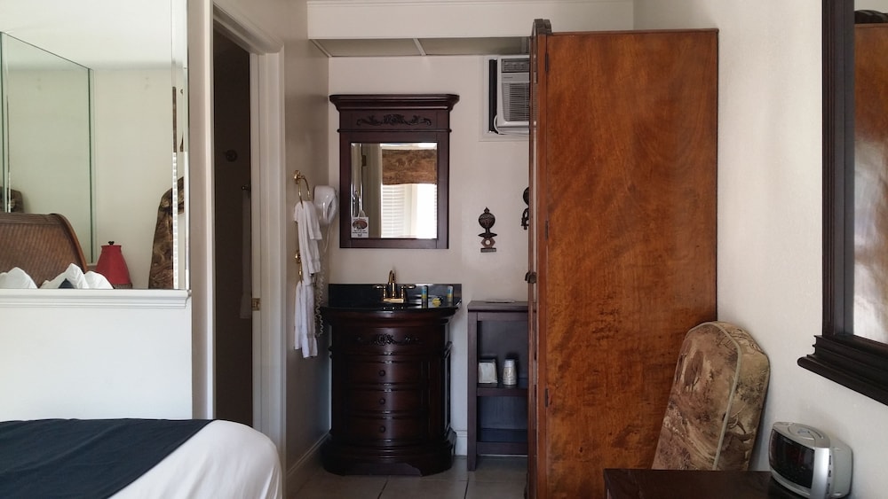 Paradise Lakes Resort, Clothing Optional Resort - Adult Only