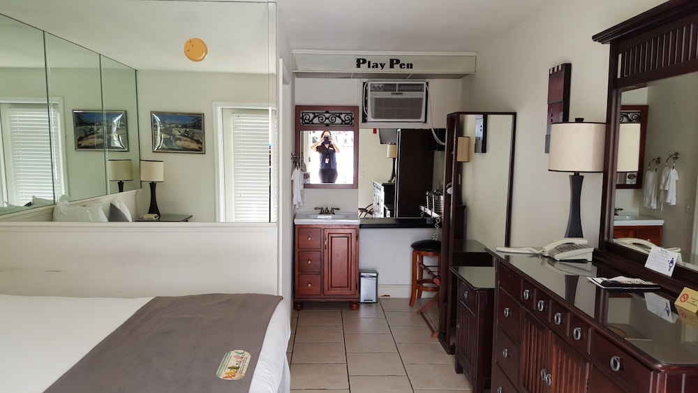 Paradise Lakes Resort, Clothing Optional Resort - Adult Only