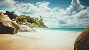Ubicación a pie de playa, arena blanca y bar en la playa