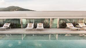 Piscine couverte, piscine extérieure, parasols de plage, chaises longues