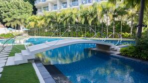 3 outdoor pools, open 7:00 AM to 10:00 PM, pool umbrellas, pool loungers