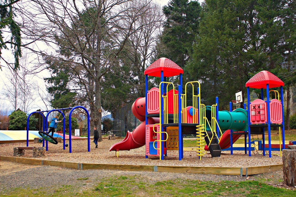 Children's play area - outdoor, Discovery Parks - Bright