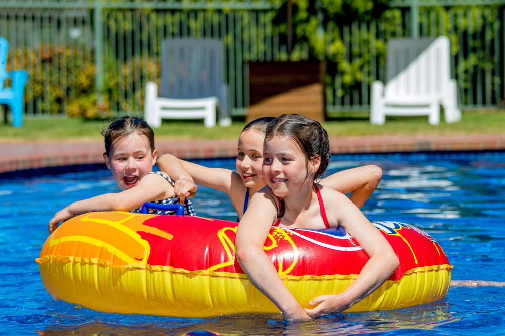 Outdoor pool, Discovery Parks - Bright