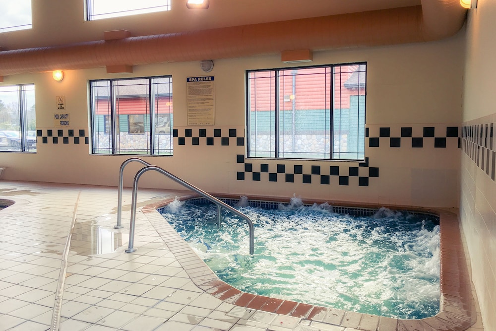 Pool, White Oak Inn & Suites