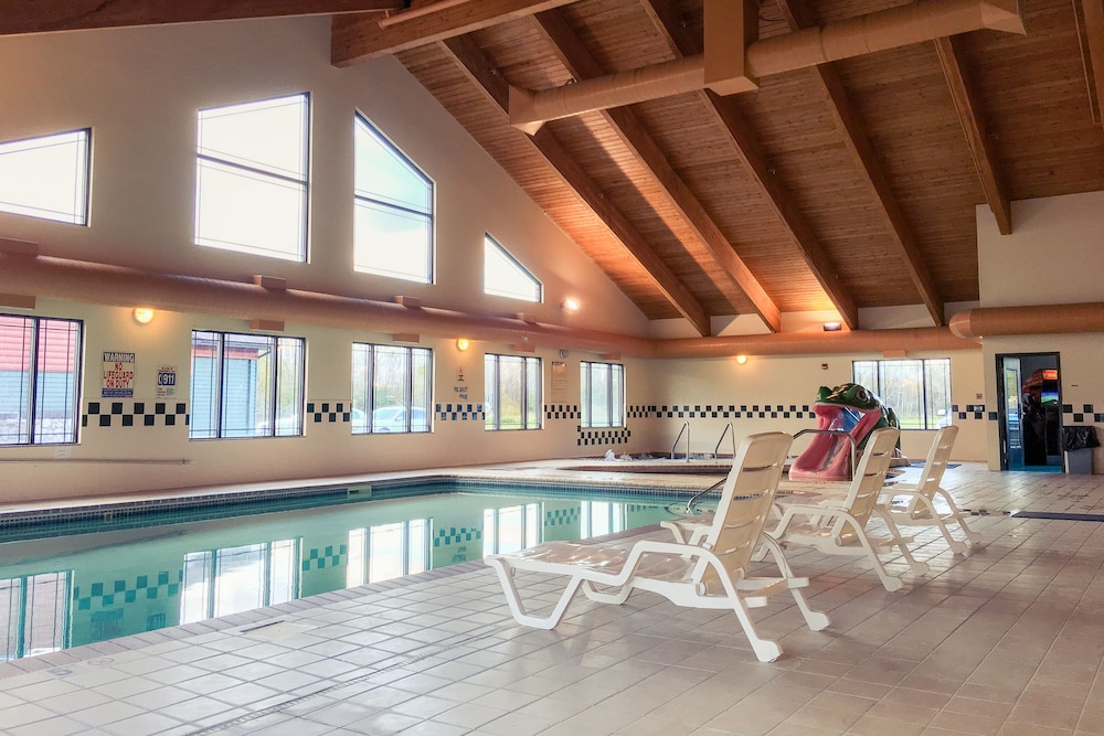 Pool, White Oak Inn & Suites