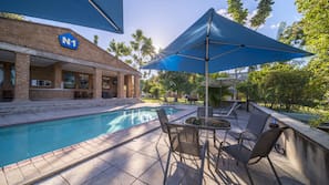 Piscine extérieure, parasols de plage, chaises longues