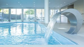 Una piscina cubierta