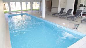 Una piscina cubierta