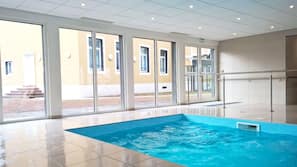 Una piscina cubierta