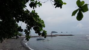 Pantai di sekitar, pasir putih, dan handuk pantai