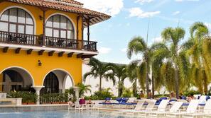 Una piscina al aire libre