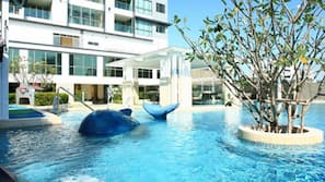 2 outdoor pools