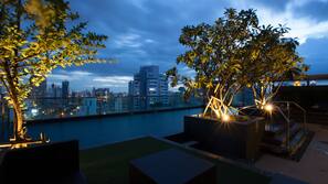2 outdoor pools