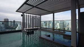 2 outdoor pools