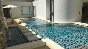 Una piscina al aire libre
