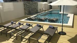 Una piscina al aire libre