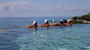 Piscina stagionale all'aperto, ombrelloni da piscina, lettini
