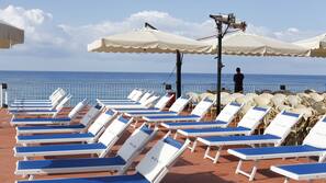 Piscina stagionale all'aperto, ombrelloni da piscina, lettini