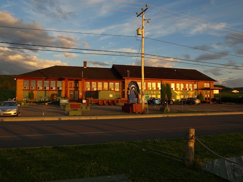 Great Place to stay Auberge Internationale La Vieille École near Sainte-Anne-des-Monts 