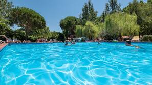 Piscina stagionale all'aperto, lettini