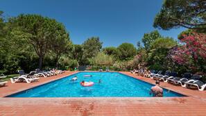 Piscina stagionale all'aperto, lettini