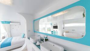 Minibar, in-room safe, free WiFi