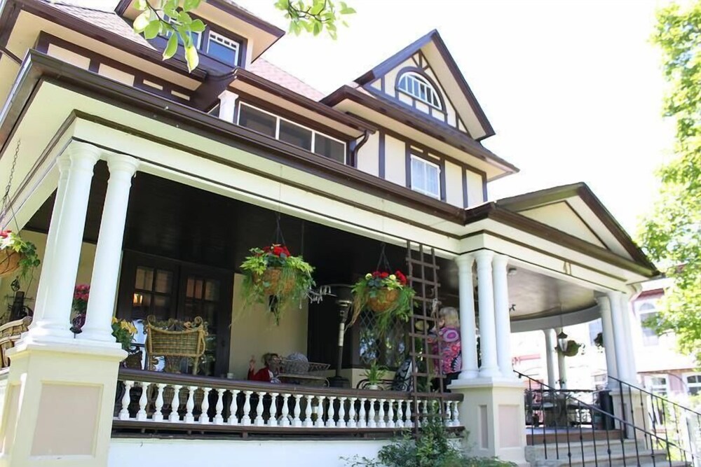 At Home B&B at Rose Manor by Elevate Rooms in Welland | Best Rates