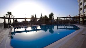 Una piscina cubierta, 2 piscinas al aire libre