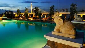 2 outdoor pools, pool loungers