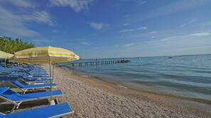 Privatstrand, Liegestühle, Sonnenschirme, Strandtücher