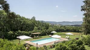 Piscina stagionale all'aperto, ombrelloni da piscina, lettini