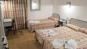 Escrivaninha, cortinas blackout, Wi-Fi de cortesia
