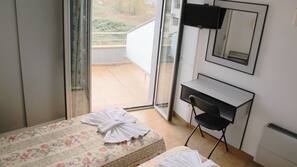 Escrivaninha, cortinas blackout, Wi-Fi de cortesia