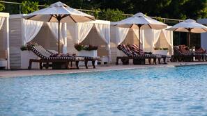 2 piscines extérieures, parasols de plage, chaises longues