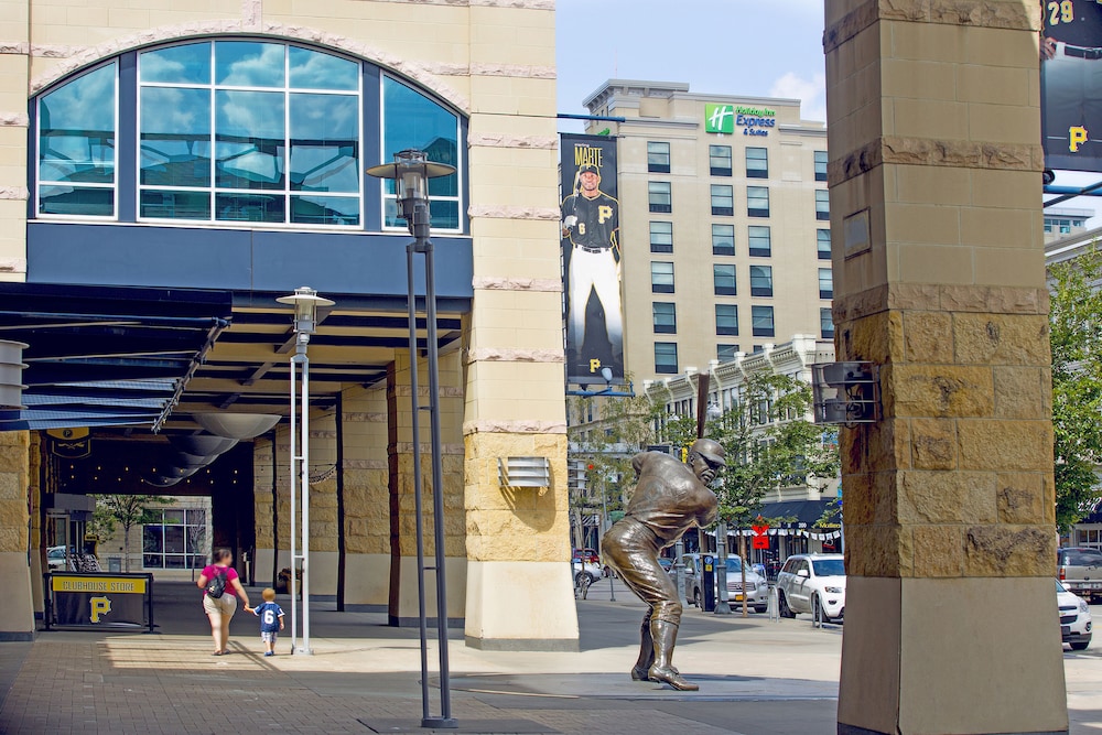 Holiday Inn Express & Suites Pittsburgh North Shore, an IHG Hotel in