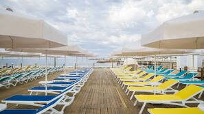 Privat strand, gratis transport till/från stranden och solstolar