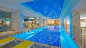 Inomhuspool, utomhuspool, parasoller och solstolar