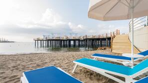 Privat strand, gratis transport till/från stranden och solstolar