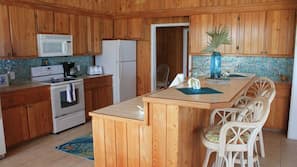 Full-sized fridge, microwave, hob, dishwasher