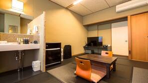 In-room safe, desk, free WiFi