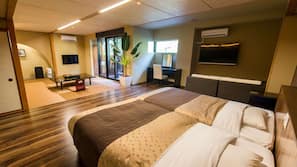 In-room safe, desk, free WiFi