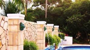 2 piscinas externas, espreguiçadeiras