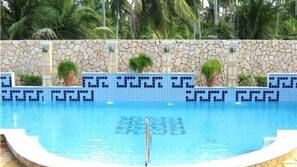 2 piscinas externas, espreguiçadeiras