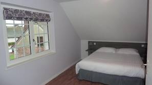 Desk, soundproofing, free cots/infant beds, free WiFi