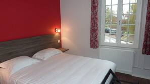 Desk, soundproofing, free cots/infant beds, free WiFi