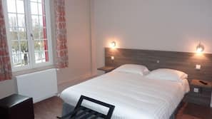 Desk, soundproofing, free cots/infant beds, free WiFi
