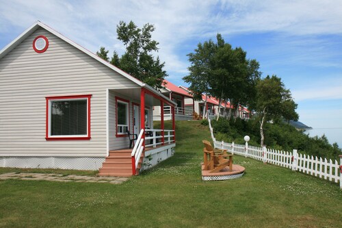 Great Place to stay Motel Les Chalets Bo-Fleuve near Saint-Simeon 