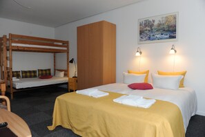 Family Room | Desk, free cribs/infant beds, free WiFi, bed sheets