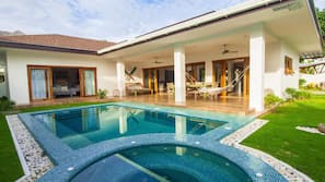 3 outdoor pools, open 6:00 AM to 10:00 AM, sun loungers